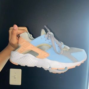 Size 7 huaraches.